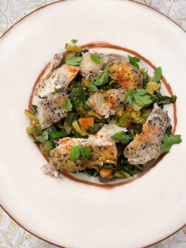 Salade de maquereau fumée Plat de poisson cuit, accompagné de légumes variés et d'herbes fraîches.