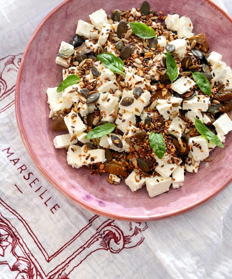 salade à base d'aubergines confites, de fêta et de graines sautés au tamarin