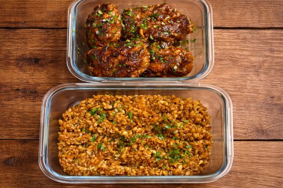 Boulettes accompagnées de petit épeautre Plat de viande braisée avec riz frit garni d'oignons verts.