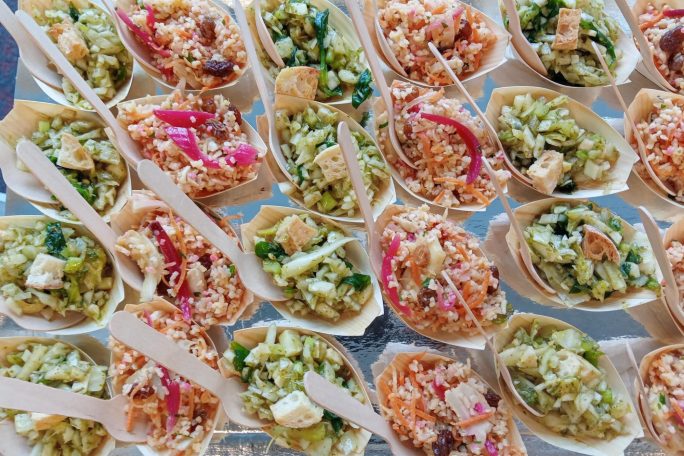 Assortiment de bouchées colorées dans des coquetiers en papier.