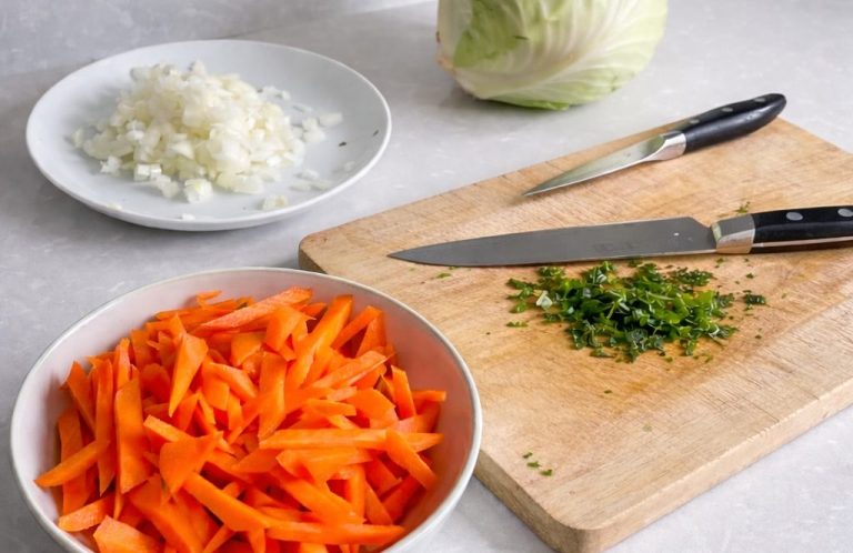 Découpe de légumes travail préparatoire en cuisine, découpe des oignons et carottes, le persil est haché