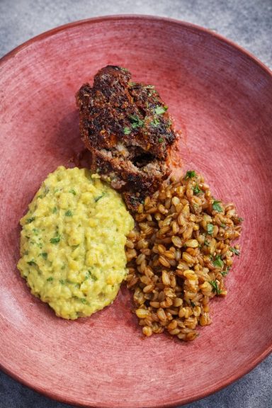 Boulette de boeuf accompagné de petit épeautre et d'un dhal de lentilles corail